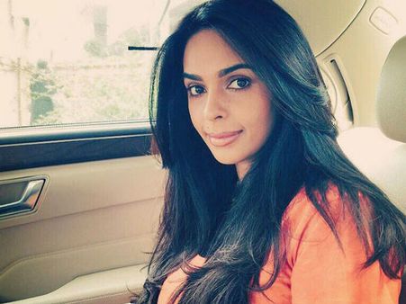 మల్లికా షెరావత్ ఇక అంటీ.. 40 ఏండ్ల వయసులో అందమైన బాబుకు..