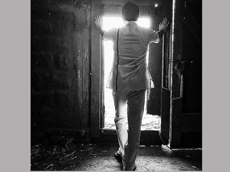 ఈ ఖైదీ కి నంబర్ లేదట... నితిన్ ఇలా జైలు యూనిఫారం లో