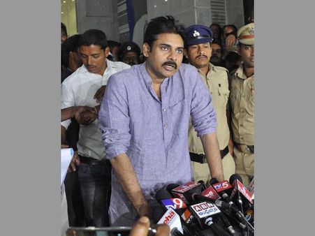 దాసరిని పరామర్శించిన పవన్‌, ఇన్ఫెక్షన్ సోకకూడదని ...