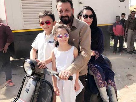 వైరల్‌ఫొటో ఆఫ్ థిస్‌వీక్ : స్కూటర్ పై స్టార్ హీరో విత్ ఫ్యామిలీ