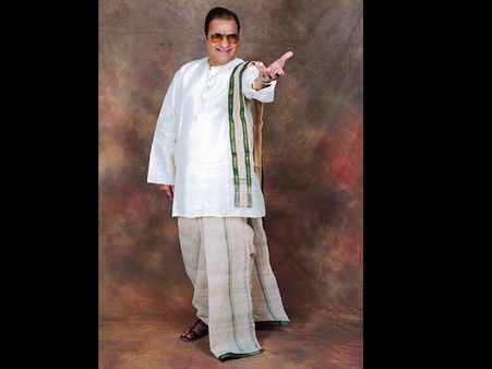 ఎన్టీఆర్‌ జీవితచరిత్రపై బాలయ్య సినిమాకి డైరక్టర్, నిర్మాత ఎవరంటే...