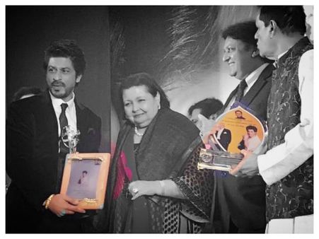 హీరో మనసు పారేసుకొంటే.. గవర్నర్ ఎదుటే రేఖ రాఖీ కట్టింది..