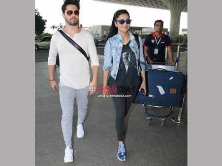 శృతి హాసన్ ఫోటోలు హల్‌చల్, విదేశీ యువకుడితో డేటింగ్?