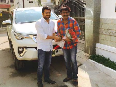 కలెక్షన్స్ కేక: దర్శకుడికి ఖరీదైన కారు గిఫ్టుగా ఇచ్చిన సూర్య!