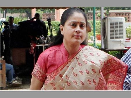 విజయశాంతి నోర్మూసుకో.. మ్యూజిక్ డైరెక్టర్ వార్నింగ్