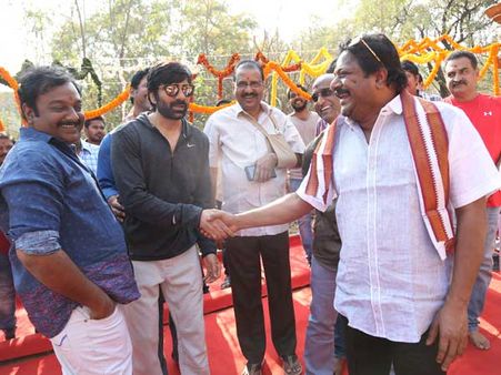 రాశీఖన్నా, లావణ్య త్రిపాఠిని టచ్ చేసిన రవితేజ