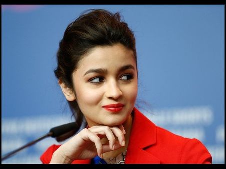 చంపేస్తాం.. బుల్లెట్లు దూసుకెళ్తాయి.. అలియాకు డీ గ్యాంగ్ వార్నింగ్