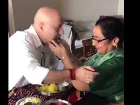 గుండు మీద ముద్దు.. ప్లేట్‌లో అన్నం ముద్ద.. డిఫరెంట్‌గా బర్త్‌డే