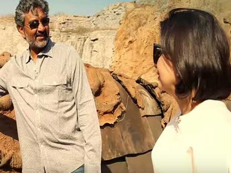 వీడియో చూడండి: 'బాహుబలి 2' సెట్స్ కు ఎవరు వచ్చారో , ఇంతకు ముందు పవన్ తో