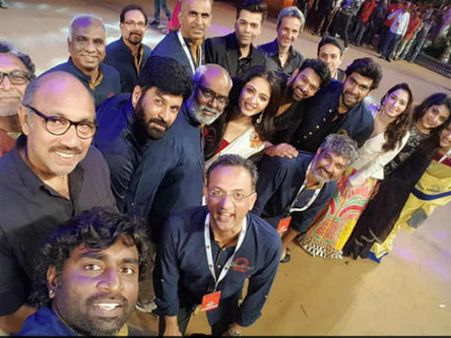 అదిరిపోయేలా బాహుసెల్ఫీ.. కత్తితో కరణ్ జోహర్..