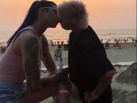 బహిరంగంగా హద్దు మీరిన తారలు.. లిప్‌లాక్ ఫొటోలు వైరల్..