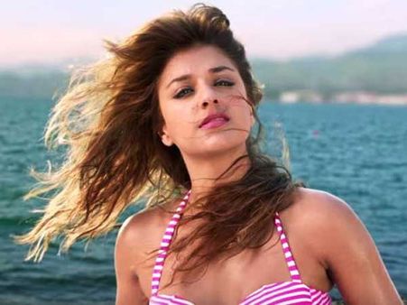 బాలీవుడ్‌కు మరో సెక్స్‌బాంబ్.. కాకపుట్టించిన బికిని బేబీ