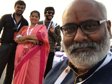 బుర్రలేని వాళ్లే, రాజమౌళిని టచ్ చేయలేరు: బాహుబలి-2 వేడుక వేళ కీరవాణి సంచలనం!