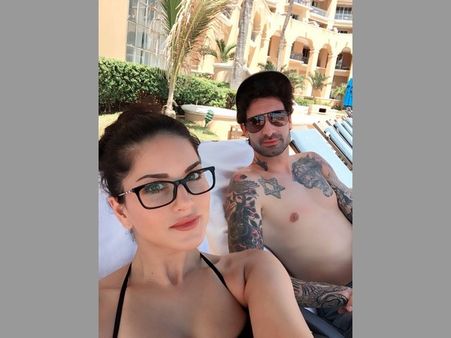 బీచ్‌లో బికినితో సెక్స్ బాంబ్.. సన్నీ పక్కన ఎవరంటే..