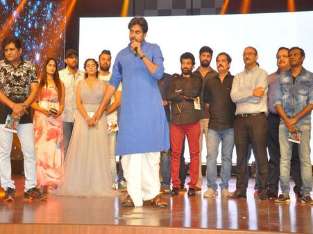 బ్లూ కుర్తా.. వైట్ పంచెతో పవన్.. స్టైల్ అదిరింది