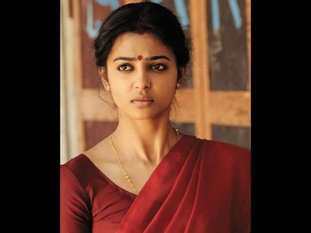 చూస్తే కళ్ళప్పగిస్తారు, ట్రన్స్‌పరెంట్ బ్రాలో రాధికా ఇలా బోల్ద్ గా