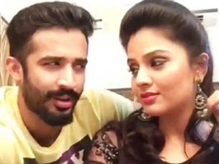 యాంకర్ రవి, శ్రీముఖిని చెప్పుతో కొడుతాం..నర్సు ఆగ్రహం