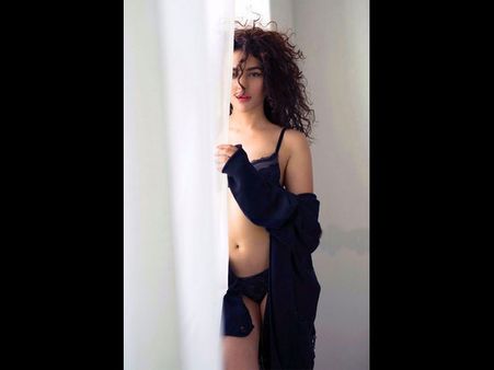 మరీఇంత నగ్నంగానా? అక్కడ చేతులు మాత్రమే అడ్డుపెట్టి