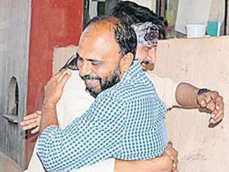 అభిమాన హీరోని కౌగిలించుకొని - ఆనందం తో గుండె ఆగి., విషాదం