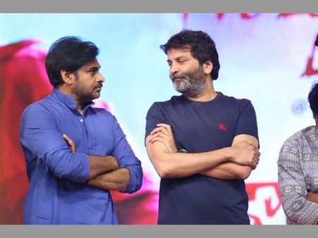 కోట్లలో ఒక్కడు... అంటూ పవన్ గురించి త్రివిక్రమ్ ఎమోషనల్ స్పీచ్!