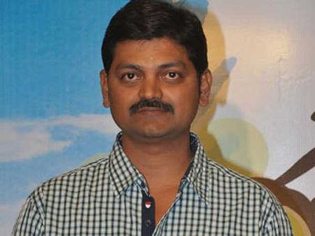 గుండెజారి గల్లంతయ్యిందే చిత్ర దర్శకుడిపై దాడి