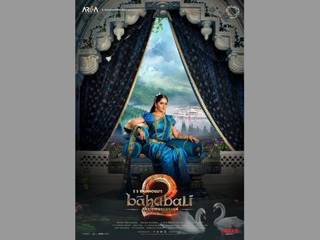 బాహుబలి 2: అనుష్క రాయల్ లుక్, యువరాణి దేవసేన కేక...