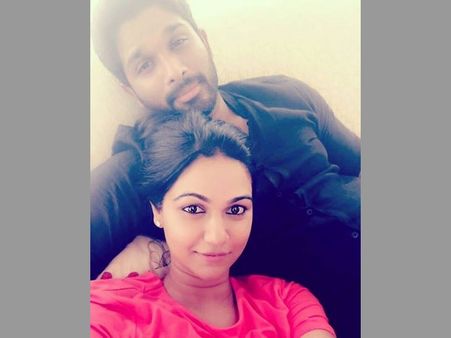 భార్యతో అల్లు అర్జున్ రొమాంటిక్ సెల్ఫీ... రెస్పాన్స్ కేక!