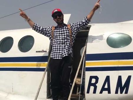 బాగా సౌండే....సొంత విమానం కొన్న ఇండియన్ హీరో (ఫోటోస్)