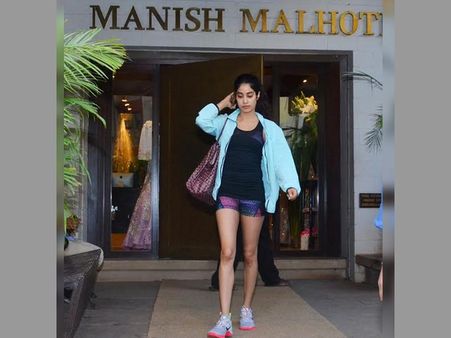 దుమ్మురేపుతున్న జాన్వీ కపూర్ ఫొటోలు, కళ్ళు తిరిగి పోవాల్సిందే