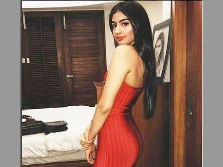 శ్రీదేవి కూతురు జాహ్నవి రచ్చ రంబోలా.. నైట్ పార్టీలో మళ్లీ కొత్త వ్యక్తితో..