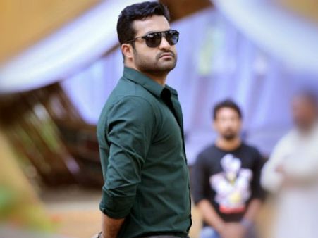 ఎన్టీఆర్‌ కి నత్తి ఉంటుందా..? ఇదేం ట్విస్టు?