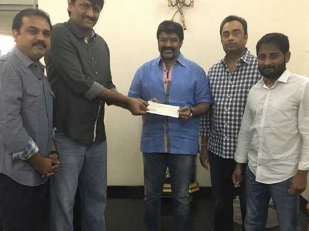 బాలయ్య చేతుల్లోకి జనతా గ్యారేజ్ డబ్బు.., అబ్బాయ్ బాబాయ్ ఒకటైపోయినట్టేనా..!?