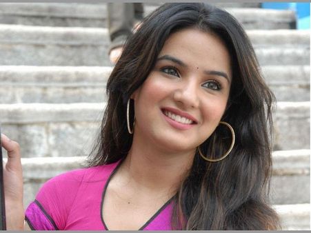 ఆడ, మగ కలిసి తిరిగితే తప్పు చేసినట్లేనా?... హీరోయిన్ ఫైర్