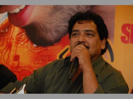 మరీ రొమాంటిక్ గా ఉంది బాబూ..! సన్నాఫ్ లేడీస్ టైలర్ ఫస్ట్ లుక్