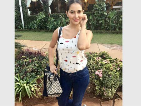 నా వద్ద డబ్బే లేకుంటే...ఇలా ఎంజాయ్ చేయగలనా? హీరోయిన్ ఫైర్!