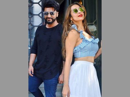 ఇద్దరు హీరోల భార్యలు కుమ్మేసుకొంటున్నారట.. అర్జున్ కపూర్‌తో మలైకా ‘కెవ్వుకేక’