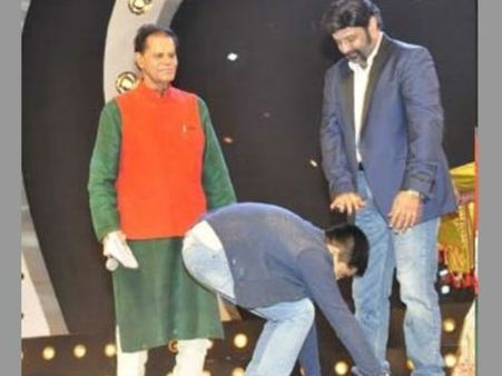బ్యూటిఫుల్ మూమెంట్: బాలయ్య కాళ్లకు నమస్కరించిన ఎన్టీఆర్!