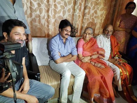 మాకు అంత స్థాయిలేదన్న పవన్-త్రివిక్రమ్: కె విశ్వనాథ్‌ సినిమాలతో త్వరలో డిస్క్!