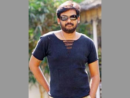 పూరీతో సినిమా ఆగిపోయిందా..? వెనకడుగు వేసిన వెంకీ