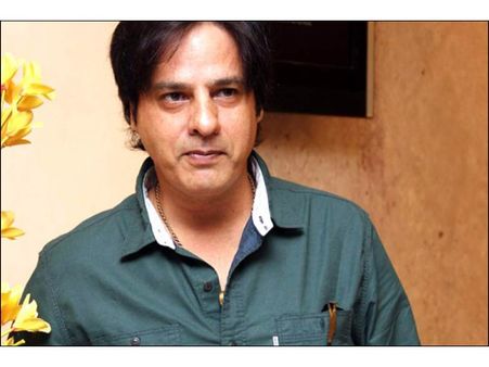 సొంత తల్లితో ఎఫైర్....హీరోపై దారుణమైన ఆరోపణలు