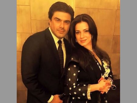 హాట్‌ సీన్లలో జీవించిన హీరో, హీరోయిన్లు.. కంగుతిన్న భార్య.. తొలగించాలని ఫిర్యాదు..