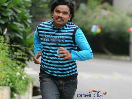 పవన్ కళ్యాణ్ వల్లే.... 50 కిమీ దూరంలో బంధించారు: సంపూర్ణేష్ బాబు