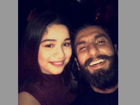 రొమాంటిక్ హీరోతో సచిన్ కూతురు... సోషల్ మీడియాలో ఫోటోస్ హల్ చల్!