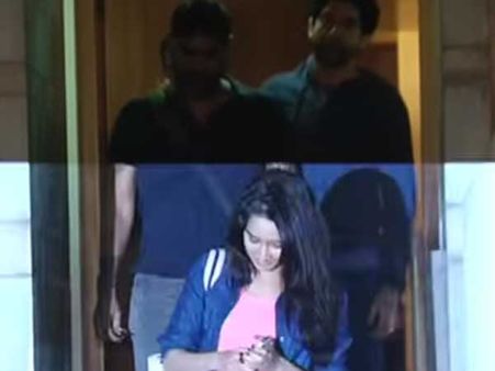 రాత్రంతా ఫర్హాన్ ఇంట్లోనే ఆమె: ఫుల్ గా ఎంజాయ్ అంటూ వార్తలు..