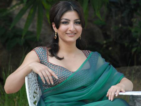 ప్రముఖ హీరో సోదరి గర్భవతి అట.. కరీనా కపూర్ నుంచి సలహాలు..