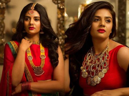 సెక్స్ అప్పీల్‌తో షేక్ చేస్తున్న యాంకర్ శ్రీముఖి (ఫోటోస్)