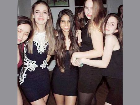 షారుక్ కూతురు నైట్ పార్టీలో దుమ్ము రేపింది.. సుహానా ఫొటోలు ఇవే..