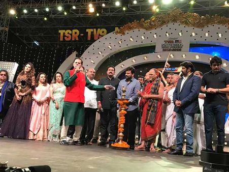 పోలీసులతో గొడవ: తిక్కవరపు అవార్డు ఫంక్షన్... అంతా తిక్క తిక్కగానే!