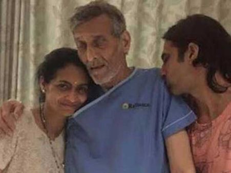 హాస్పిటల్ బెడ్‌పై సూపర్‌స్టార్.. ఆయన దీనపరిస్థితి చూసి భోరున ఏడ్చాను..