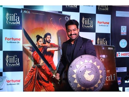 బాహుబలి కత్తి జూ ఎన్టీఆర్ చేతిలో..... (ఫోటోస్)